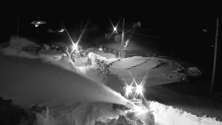 El operativo de despeje continúa sin pausa en el corredor internacional. Esperan nuevas nevadas entre la madrugada y el mediodía del jueves. El operativo de despeje continúa sin pausa en el corredor internacional. Esperan nuevas nevadas entre la madrugada y el mediodía del jueves.