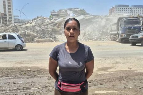 Lorena Laya frente a las ruinas del edificio OPP 27 en La Guaira, donde vivían su padre, su madrastra y sus hermanos. Lorena Laya frente a las ruinas del edificio OPP 27 en La Guaira, donde vivían su padre, su madrastra y sus hermanos.