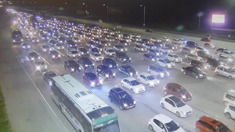 Un intenso movimiento de vehículos se vio en las últimas horas en la autopista que une la ciudad de Córdoba con Carlos Paz en el inicio de la temporada. Foto: Agencia Córdoba Turismo