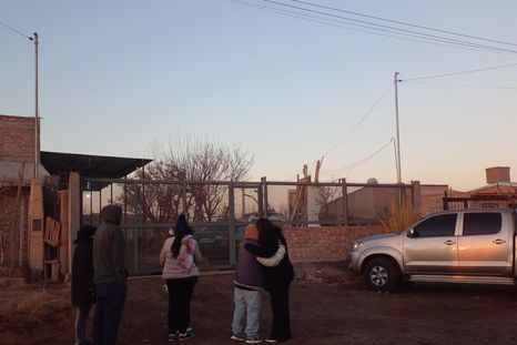 El dolor de la familia, en el lugar del asesinato Foto: X @silvina_isgro