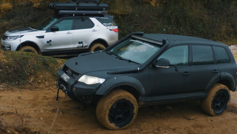 Volkswagen Touareg y Land Rover Discovery (CarWow)