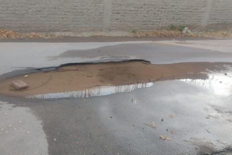 La pérdida de agua frente a la casa de los vecinos de Maipú. La pérdida de agua frente a la casa de los vecinos de Maipú.