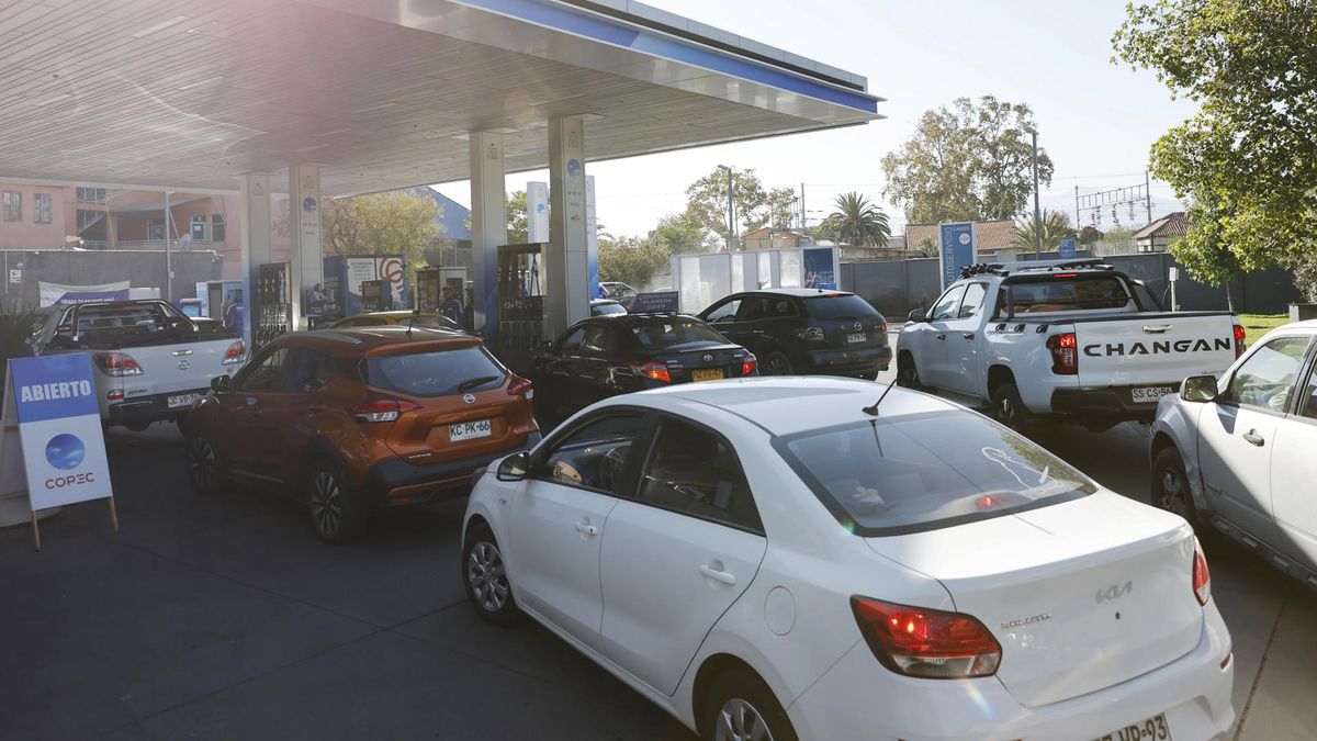 Filas masivas e indignación en Chile por el aumento del combustible