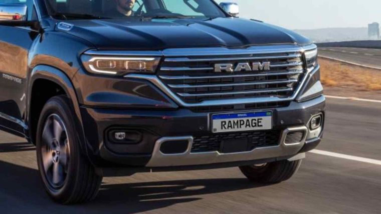 La gama Rampage 2026 mantiene dos opciones de motor: un turbodiésel de 2.2 litros con 200 HP y 450 Nm de torque, o el Hurricane 4 Turbo de 2.0 litros con 272 HP y 400 Nm de torque.