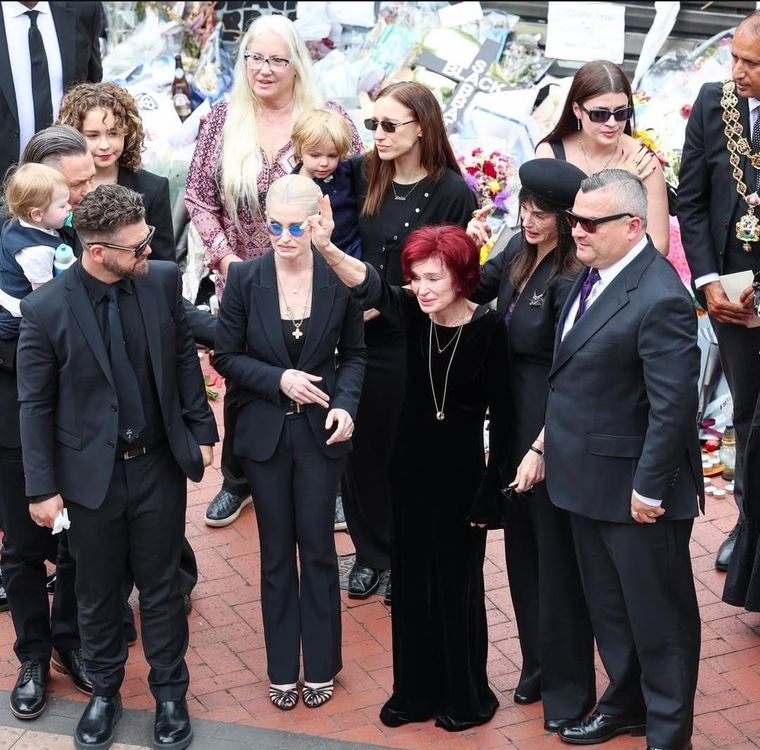 Los familiares de Ozzy Osbourne se mostraron emocionados antes la multitudinaria despedida del ídolo del heavy metal. Los familiares de Ozzy Osbourne se mostraron emocionados antes la multitudinaria despedida del ídolo del heavy metal.
