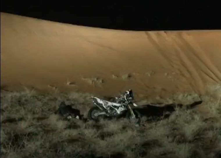 Pasaron la noche en el desierto y lograron completar una dura etapa del Dakar.