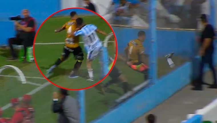 Hubo un fuerte susto en el arranque del partido entre Racing de Córdoba y Almirante Brown.