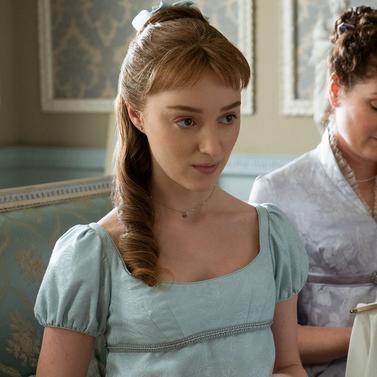 Foto: https://www.eonline.com/mx/news/1228614/ver-bridgerton-con-tu-familia-buena-o-mala-idea-phoebe-dynevor-revela-su-experiencia
