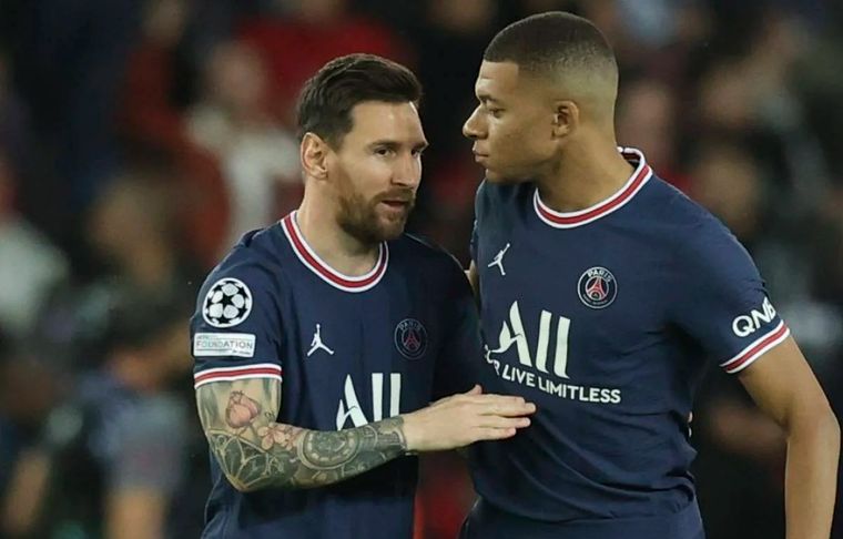 Messi y Mbappé El francés habría pedido vender a todos los futbolistas argentinos del PSG. Foto: @PSG_espanol