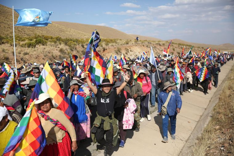 La marcha desde Oruro hasta La Paz que mantiene bloqueado el país Foto: EFE
