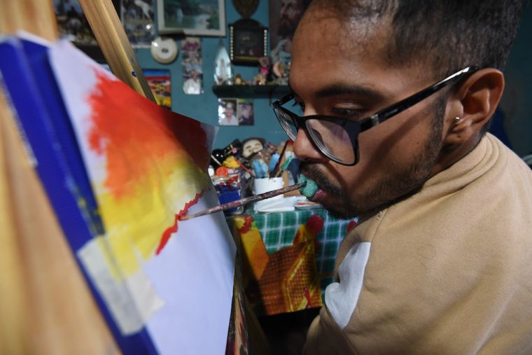 Pablo Ochoa tiene una discapacidad que no le permite mover sus extremidades. Pero nada impidió que llevara adelante dos grandes proyectos. Foto: Maximiliano Ríos/MDZ