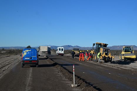 Las obras apuntan a reconstruir los más de 100 kilómetros de la Ruta 143 que unen San Rafael con San Carlos. Las obras apuntan a reconstruir los más de 100 kilómetros de la Ruta 143 que unen San Rafael con San Carlos.