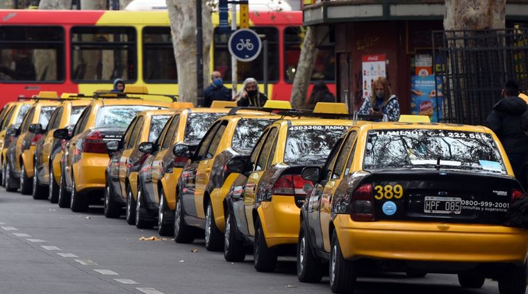 El Gobierno otorgó 255 nuevos permisos para operar taxis en la provincia. Foto: ALF PONCE MERCADO / MDZ