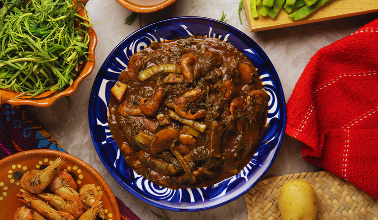 La receta de romeritos con mole se prepara principalmente durante la navidad y la cuaresma. La receta de romeritos con mole se prepara principalmente durante la navidad y la cuaresma.