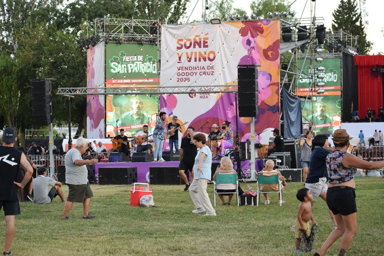 La foto de los escenarios montados en el parque, antes de que se desate la lluvia. Foto: Municipalidad de Godoy Cruz
