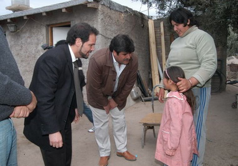 Racconto y Abed hablan con la niña que tiene casa nueva. Foto: Gentileza