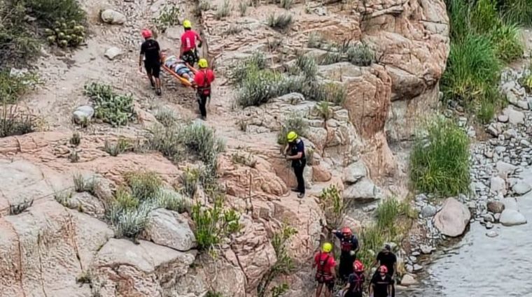 Las tareas de bomberos policiales y voluntarios durante el rescate en Cacheuta.