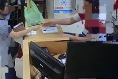 La docente quedó detenida por el robo de la tarjeta de su colega. También la escuela analiza despedirla. La docente quedó detenida por el robo de la tarjeta de su colega. También la escuela analiza despedirla.