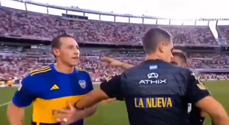 El defensor se cruzó con el capitán del local.