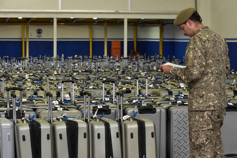 Valijas con material electoral en un edificio de la Corte Electoral, en Montevideo, Uruguay. Foto: EFE