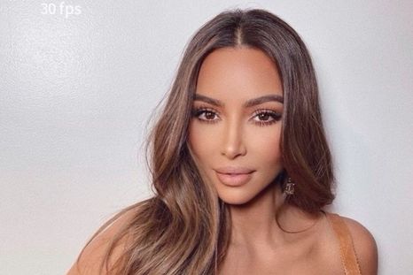 Kim Kardashian luce prendas de cuero hasta en verano