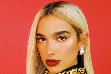 Dua Lipa nos presenta distintas tendencias 2022 que regresaron directamente de los 90 Foto: Instagram