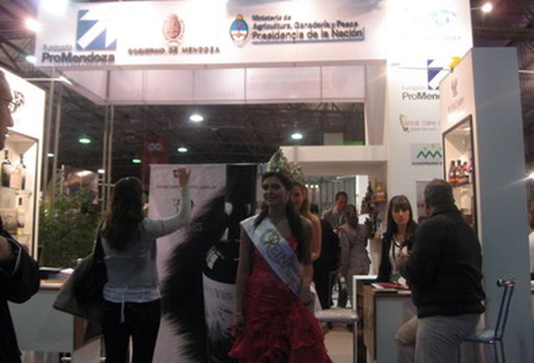 María Flor Destéfanis, recibiendo a los interesados en el stand de Mendoza.