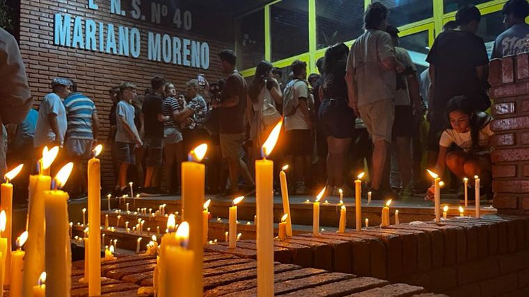 Familiares, amigos y compañeros de aula se reunieron afuera de la escuela Mariano Moreno de San Cristóbal para despedir a Ian. 