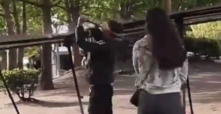 Desacatado, el artesano amenazó a los inspectores con un fierro Foto: Captura de video