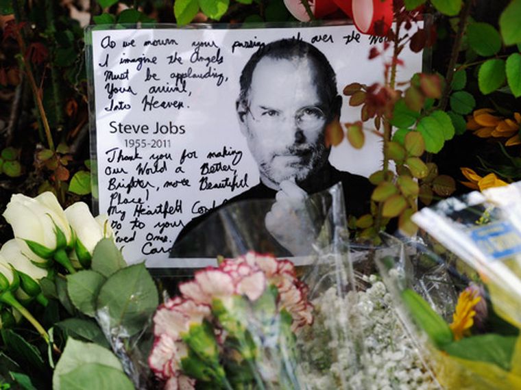 Ofrenda depositada frente a una tienda de Apple en Estados Unidos.