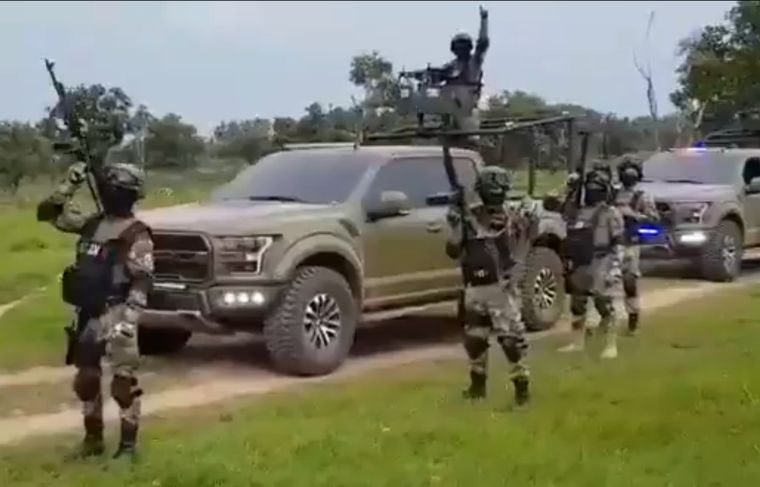 Dura arenga Los integrantes exhiben armas de grueso calibre.