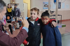 tiene 9 anos y dono sus ahorros para un amigo que necesitaba anteojos