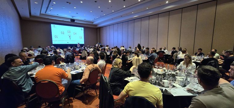 El salón del hotel Sheraton plagado de enólogos degustando. El salón del hotel Sheraton plagado de enólogos degustando.
