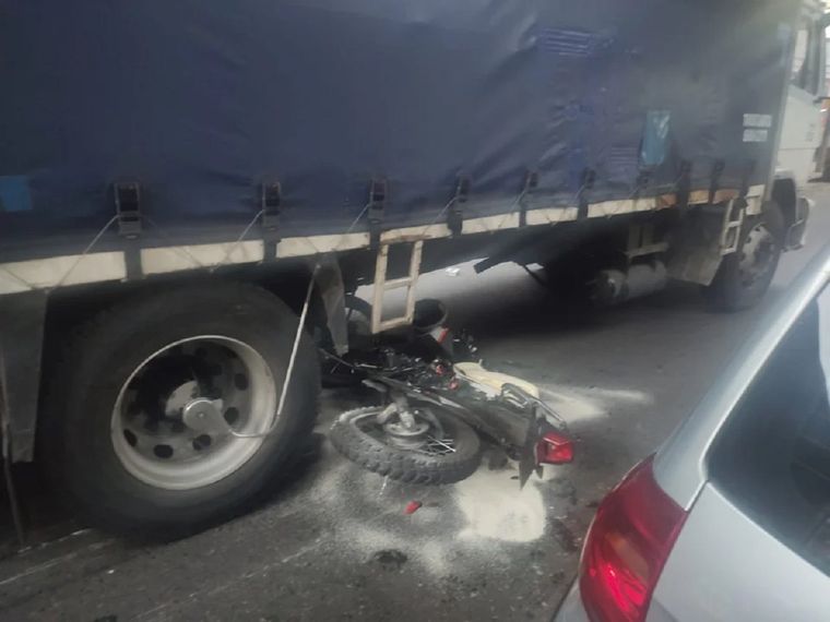 Dos personas sufrieron heridas de gravedad al chocar la moto contra un camión en Flores Foto: NA