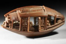 una obra de arte en un carozo de aceituna