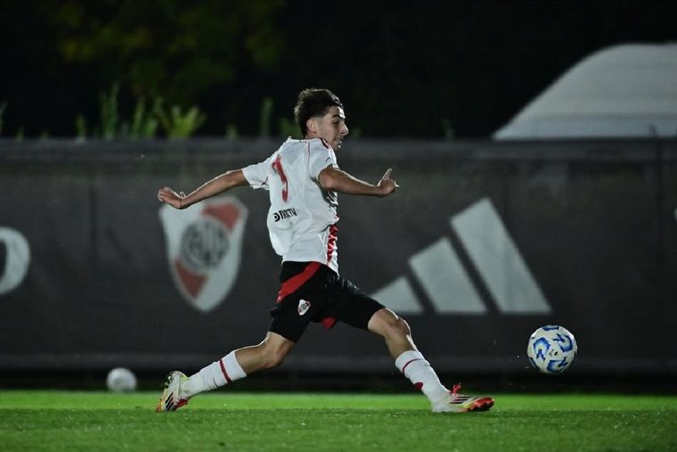 Bautista Dadín fue una de las figuras de la Reserva de River en 2025 y tuvo sus primeros minutos en Primera. Bautista Dadín fue una de las figuras de la Reserva de River en 2025 y tuvo sus primeros minutos en Primera.