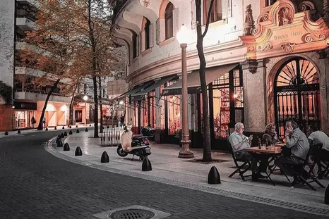 Un calle con estilo francés. Un calle con estilo francés.