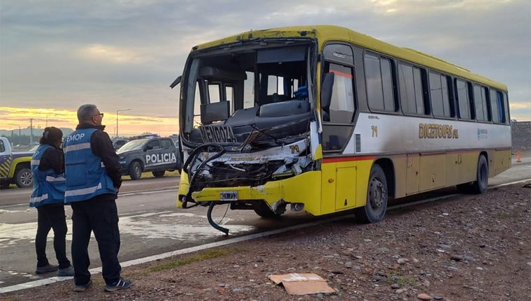 El micro llevaba pasajeros y colisionó en la parte frontal Foto: Yamila Vera
