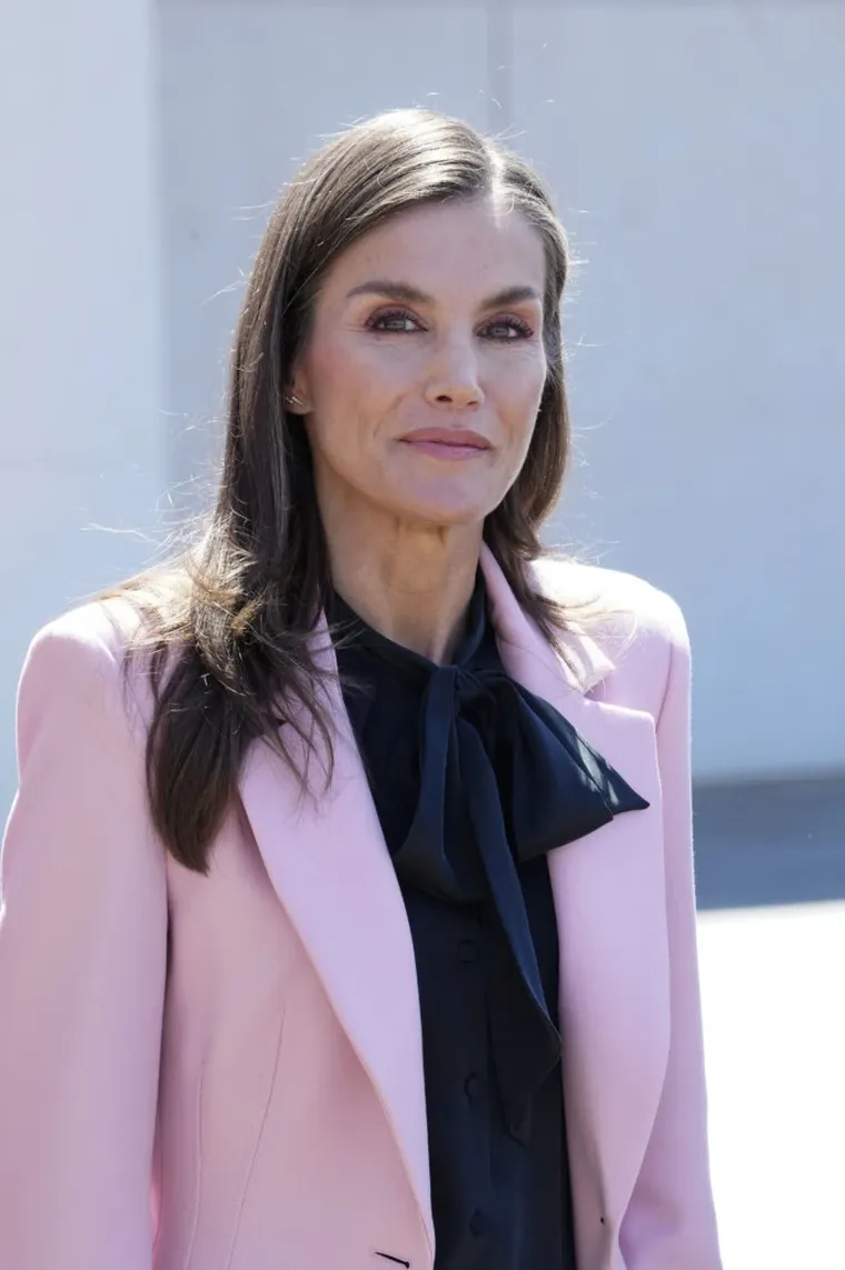 La reina usó unos stilettos que antes calzó la princesa, demostrando que en la Casa Real también se practica la economía circular. La reina usó unos stilettos que antes calzó la princesa, demostrando que en la Casa Real también se practica la economía circular.