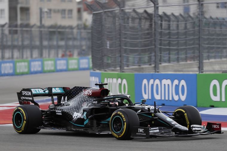 Lewis Hamilton Hamilton gana la pole position en Rusia Foto: EFE