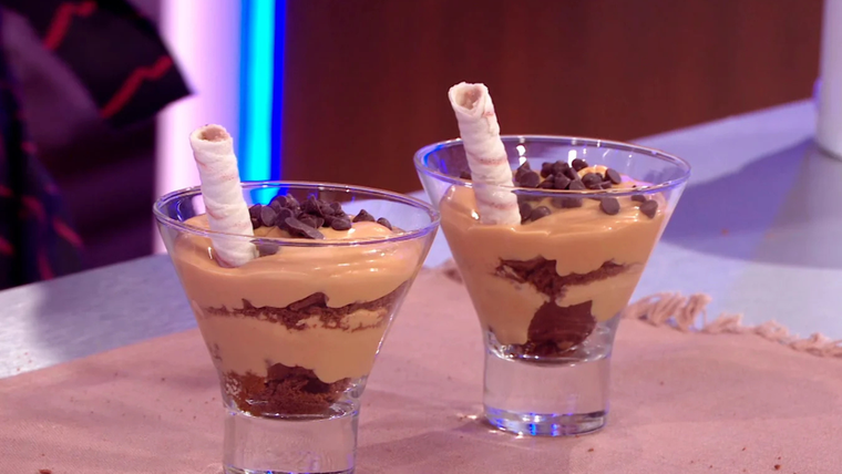 Esta receta nació en Argentina en los años 80, cuando una campaña publicitaria unió las galletitas Chocolinas con el dulce de leche —¡y fue un éxito inmediato!. Esta receta nació en Argentina en los años 80, cuando una campaña publicitaria unió las galletitas Chocolinas con el dulce de leche —¡y fue un éxito inmediato!.