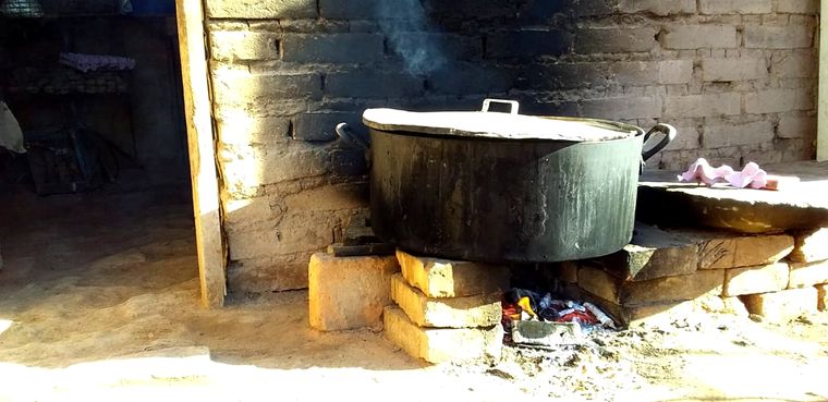 Multitud En esta olla se cocina para 70 niños.
