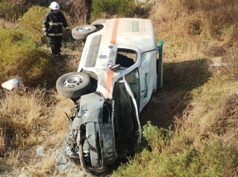 La ambulancia tras el vuelco Foto: Gentileza