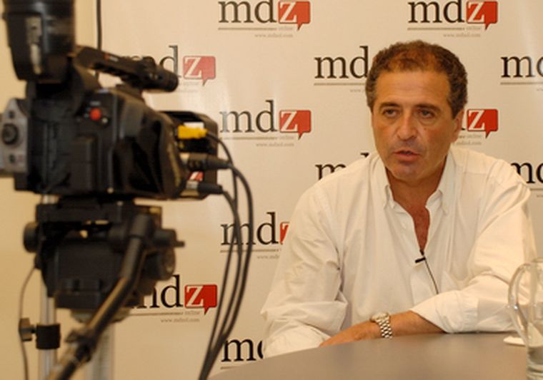 El postulante a la gobernación y la cámara. Foto: Nacho Gaffuri / MDZ