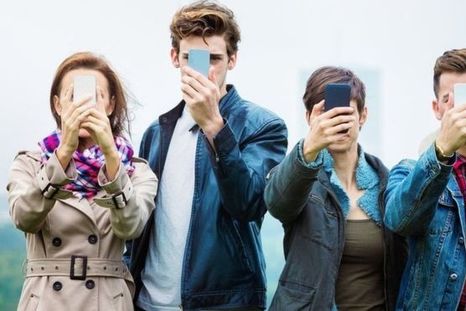 Según un estudio de psiquiatras británicos, uno de cada cuatro jóvenes padece de síntomas que sugieren adicción a sus teléfonos inteligentes. Foto: Gentileza
