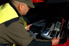 El momento en que gendarmes descubrieron el cargamento ilegal. Foto: MDZ.