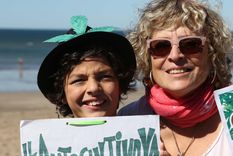 La cannabicultora María Eugenia Sar y su nieto Joaquín.