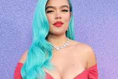 Karol G luciéndose con un vestido rojo. Foto: Billboard -https://www.billboard.com/wp-content/uploads/2022/03/karol-g-wim-red-carpet-2022-billboard-1548.jpg
