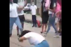 Las chicas se golpearon en la puerta del colegio