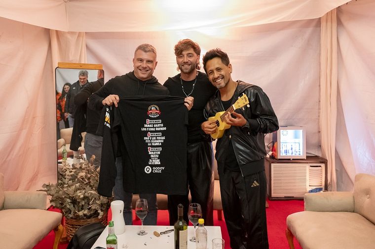 El intendente de Godoy Cruz, Diego Costarelli, junto a dos de los integrantes de La K'onga: Nelson Aguirre y Pablo Tamagnini, quienes eligieron el negro para sus outfits. El intendente de Godoy Cruz, Diego Costarelli, junto a dos de los integrantes de La K'onga: Nelson Aguirre y Pablo Tamagnini, quienes eligieron el negro para sus outfits.